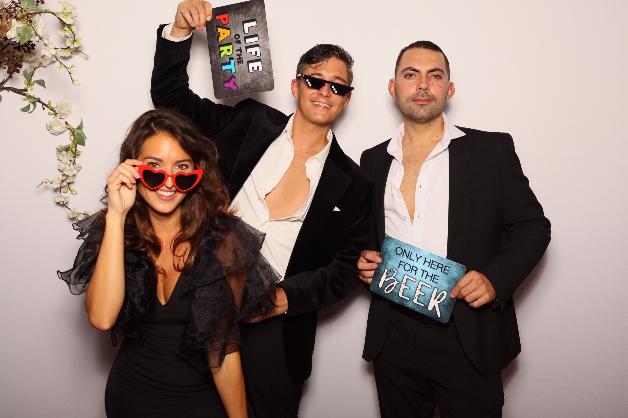 Dreambooth gasten poseren feestelijk met fotoprops